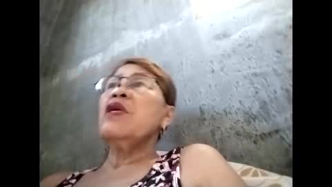 Snapshot of lolamommie chatting on October 22, 12:44 am tey online show from October 22, 12:44 am