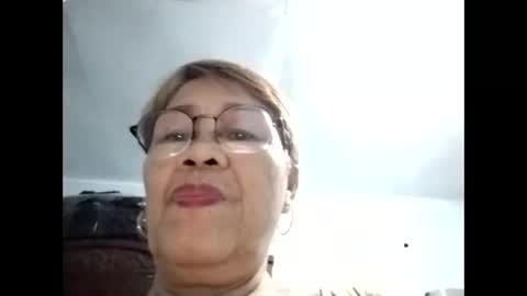 Snapshot of lolamommie chatting on October 22, 11:15 pm tey online show from October 22, 11:15 pm