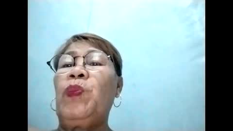 Snapshot of lolamommie chatting on October 25, 4:42 am tey online show from October 25, 4:42 am