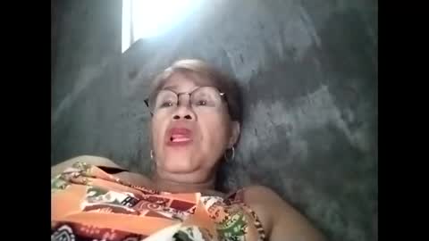 Snapshot of lolamommie chatting on October 28, 6:17 am tey online show from October 28, 6:17 am