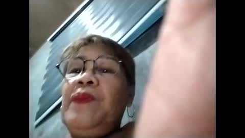 Snapshot of lolamommie chatting on October 30, 9:33 am tey online show from October 30, 9:33 am