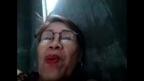 Snapshot of lolamommie chatting on October 31, 6:47 am tey online show from October 31, 6:47 am