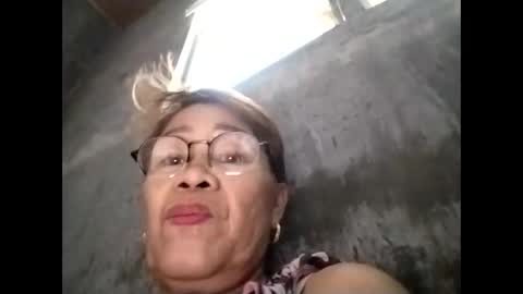 Snapshot of lolamommie chatting on November 2, 4:04 am tey online show from November 2, 4:04 am