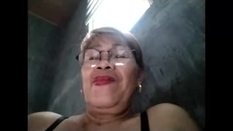 Snapshot of lolamommie chatting on November 3, 3:52 am tey online show from November 3, 3:52 am