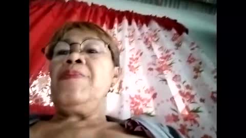 Snapshot of lolamommie chatting on November 9, 6:12 am tey online show from November 9, 6:12 am