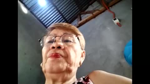 Snapshot of lolamommie chatting on November 28, 10:56 pm tey online show from November 28, 10:56 pm