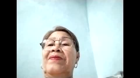 Snapshot of lolamommie chatting on December 15, 5:12 am tey online show from December 15, 5:12 am