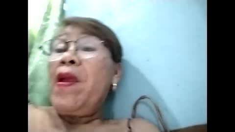 Snapshot of lolamommie chatting on December 17, 5:57 am tey online show from December 17, 5:57 am