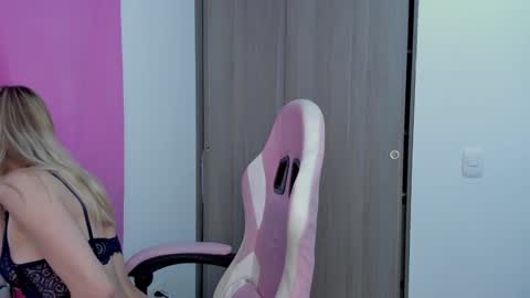 Snapshot of lollypetitte_ chatting on December 10, 9:22 pm Lolly online show from December 10, 9:22 pm