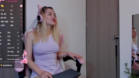 Snapshot of lollypetitte_ chatting on December 24, 12:11 am Lolly online show from December 24, 12:11 am