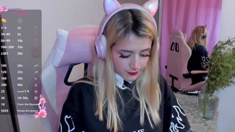 Snapshot of lollypetitte_ chatting on December 30, 3:03 am Lolly online show from December 30, 3:03 am