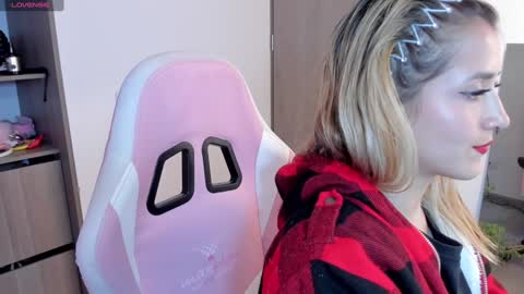 Snapshot of lollypetitte_ chatting on December 31, 7:53 am Lolly online show from December 31, 7:53 am