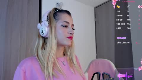 Snapshot of lollypetitte_ chatting on February 4, 1:34 am Lolly online show from February 4, 1:34 am