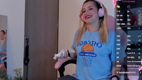 Snapshot of lollypetitte_ chatting on February 7, 12:09 am Lolly online show from February 7, 12:09 am