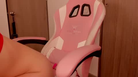 Snapshot of lollypetitte_ chatting on February 18, 3:10 am Lolly online show from February 18, 3:10 am