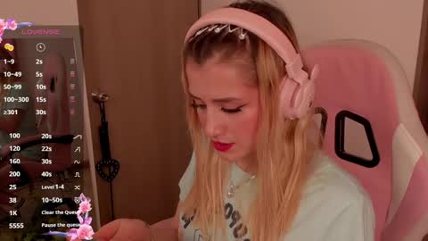 Snapshot of lollypetitte_ chatting on February 19, 2:01 am Lolly online show from February 19, 2:01 am