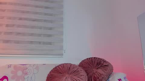 Snapshot of lollypetitte_ chatting on March 8, 2:04 am Lolly online show from March 8, 2:04 am