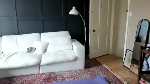 Em online show from February 4, 9:04 am