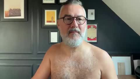 Snapshot of londongent2023 chatting on September 15, 1:44 pm EnglishBear online show from September 15, 1:44 pm