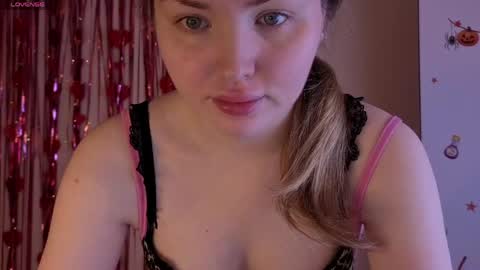 Snapshot of lora_amber chatting on June 7, 2:21 pm Lora online show from June 7, 2:21 pm