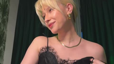 Snapshot of lora_hellyeah chatting on April 9, 3:28 pm Lora heil online show from April 9, 3:28 pm