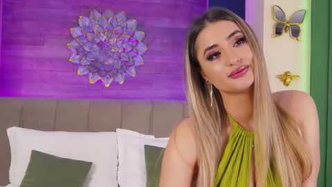 Lora online show from February 5, 9:30 pm