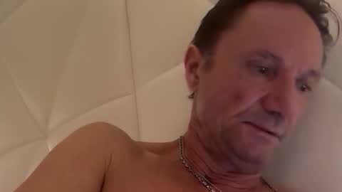 Snapshot of lorenz_muc chatting on February 18, 12:28 am lorenz_muc online show from February 18, 12:28 am