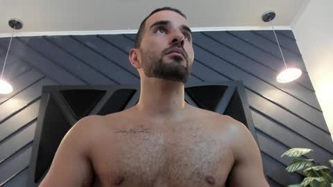  L O R E N Z O  Thumbs Up help  online show from February 8, 9:25 pm