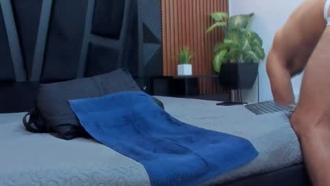  L O R E N Z O  Thumbs Up help  online show from October 15, 6:52 pm