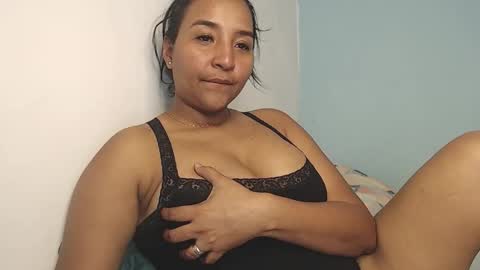 Snapshot of loretta_ chatting on February 6, 2:27 am Loretta Gmez online show from February 6, 2:27 am