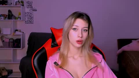 Lori online show from October 7, 6:49 pm