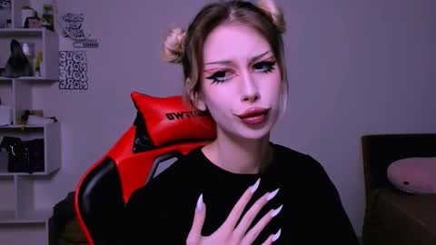 Lori online show from December 1, 6:24 pm