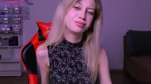 Lori online show from December 13, 7:40 pm