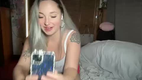 Snapshot of lorikane chatting on March 31, 3:41 am Lorelai Kane online show from March 31, 3:41 am