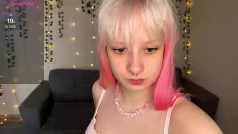 lorilorilorilori online show from November 6, 7:31 am