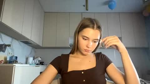 Snapshot of louannkorth chatting on May 19, 3:51 pm Bella online show from May 19, 3:51 pm