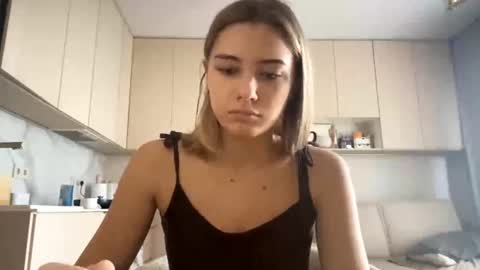 Snapshot of louannkorth chatting on June 13, 6:22 am Bella online show from June 13, 6:22 am