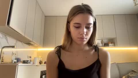 Snapshot of louannkorth chatting on June 16, 6:49 am Bella online show from June 16, 6:49 am