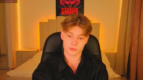 louie_evans online show from November 18, 8:46 pm