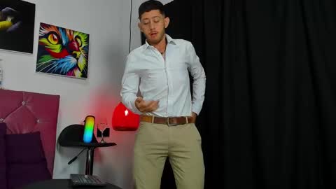 Snapshot of louis_bcasta1 chatting on February 14, 11:10 am OF louis bcasta1 online show from February 14, 11:10 am