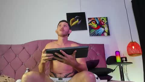 Snapshot of louis_bcasta1 chatting on February 24, 10:59 am OF louis bcasta1 online show from February 24, 10:59 am