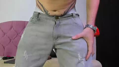 Snapshot of louis_bcasta1 chatting on March 6, 11:03 am OF louis bcasta1 online show from March 6, 11:03 am