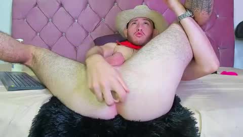 Snapshot of louis_bcasta1 chatting on March 9, 5:17 pm OF louis bcasta1 online show from March 9, 5:17 pm