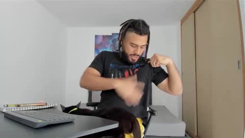 louis_marley_ online show from February 18, 5:21 pm