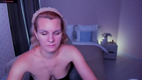 Snapshot of louisa_bay chatting on December 12, 10:56 am Louisa online show from December 12, 10:56 am