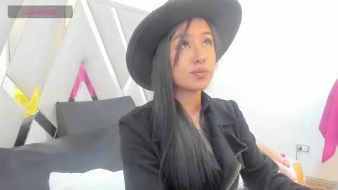 louise_taylorr online show from January 22, 11:45 am