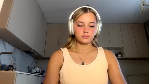 Snapshot of lourapimenta chatting on February 23, 6:44 am Eliza online show from February 23, 6:44 am