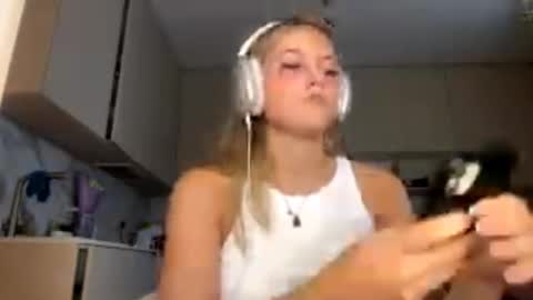 Snapshot of lourapimenta chatting on February 25, 12:26 pm Eliza online show from February 25, 12:26 pm