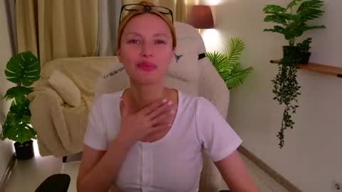 Snapshot of love_call chatting on August 1, 2:33 am love_call online show from August 1, 2:33 am