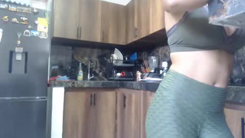 Snapshot of love_gatubela chatting on October 1, 4:57 pm Nina online show from October 1, 4:57 pm